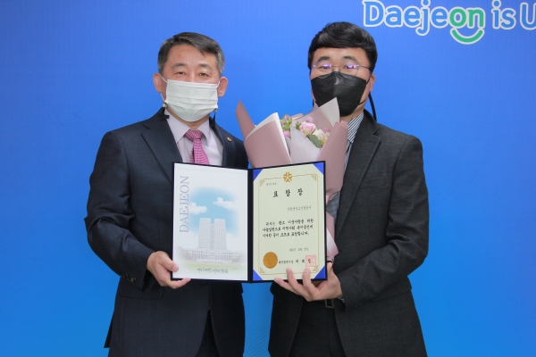 서철모 대전광역시 행정부시장(좌측)과 한국가스기술공사 김대진 일자리동반성장부장(우측)이 기념촬영을 하고 있다.