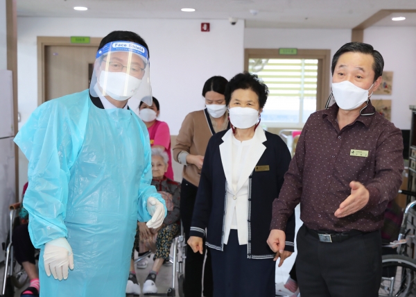 장종태 서구청장 요양원 생활 어르신 위문 사진