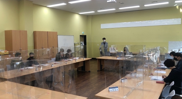 경로당 프로그램 연계기관 협업회의 진행 장면