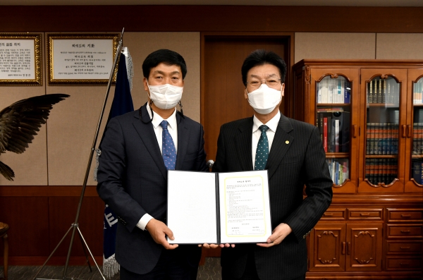 청담고등학교 이헌로 교장(왼쪽)과 백석문화대 송기신 총장(오른쪽)이 기념촬영 모습