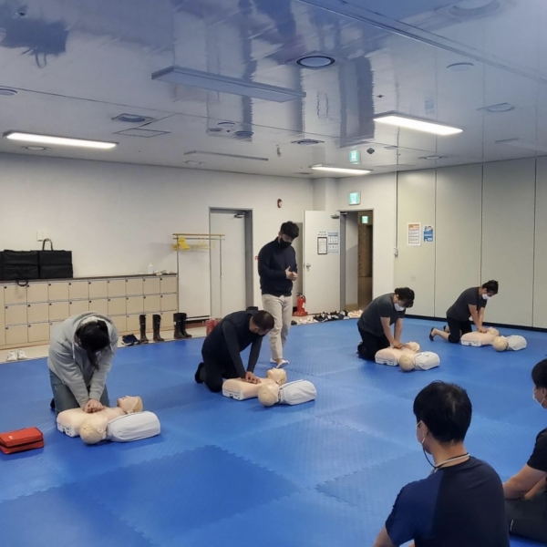 용운국제수영장 직원을 대상으로 심폐소생술 실습을 하고 있다.