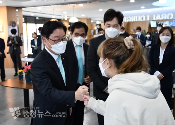 외국인 유학생과 인사하는 박범계 법무부 장관