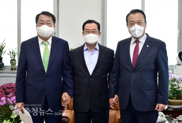 이상천 시장은 지역 국회의원인 엄태영 의원(예결위)과 이종배 국회의원(예결위원장)을 만나 예산확보를 위한 강력한 의지를 피력했다.