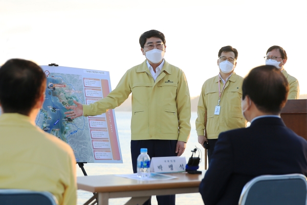 맹정호 서산시장이 28일 가로림만에서 박병석 국회의장에게 가로림만의 우수성을 브리핑하는 모습