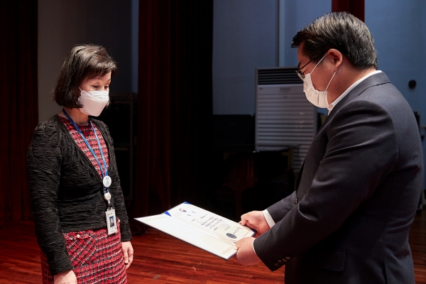 아산시 2021년 외국인주민 지원 우수사례 선정 행안부 장관상 수상 모습