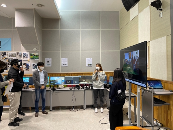지난 28일 나래관 대강당에서 2021학년도 프로젝트작품 경진대회에서 출품작품을 설명하는 모습
