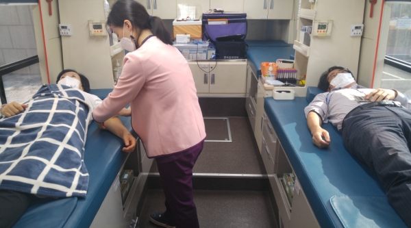 코로나19 사태 장기화에 따른 혈액수급난 극복을 돕기 위해 1일 대전 본사와 부여 제지본부에서 ‘사랑의 헌혈’ 행사를 실시했다.