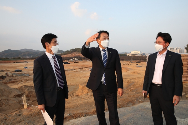 LH 김현준 사장(사진 가운데)이 세종 조치원지구를 방문해 현장점검 하는 모습