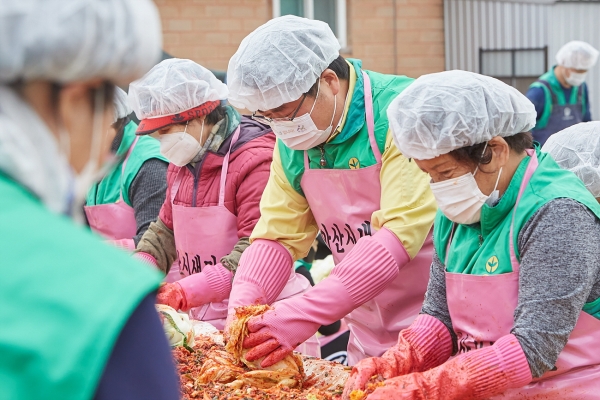 오세현 시장 김장담그기 행사 참여 장면