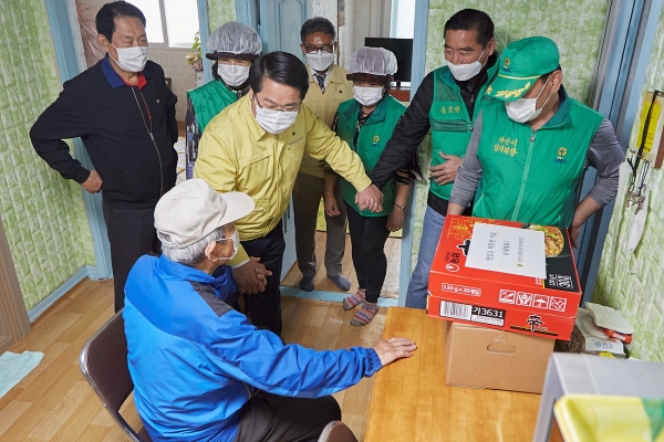 오세현 시장이 둔포면 독거어르신에 김장김치와 라면을 전달하고 있다
