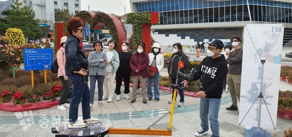 다누리광장에서 이벤트에 참여한 관광객