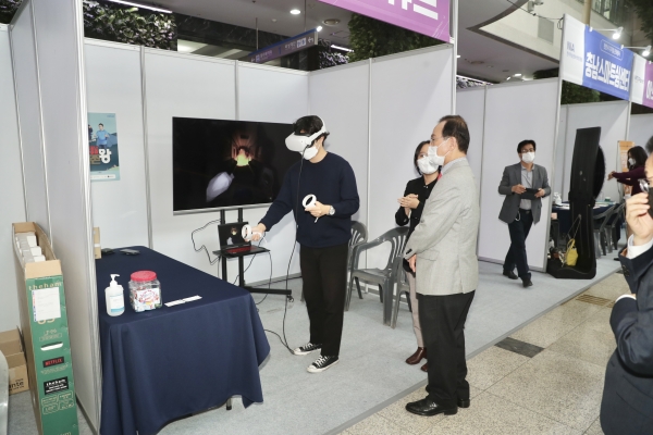 2일 제1회 천안시 디지털 문화행사를 진행하고 있다.