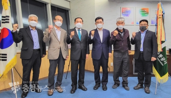 한국농수산식품유통공사 김춘진 사장(우측 세번째), 사단법인 대한잠사회 임석종 회장(좌측 세번째)