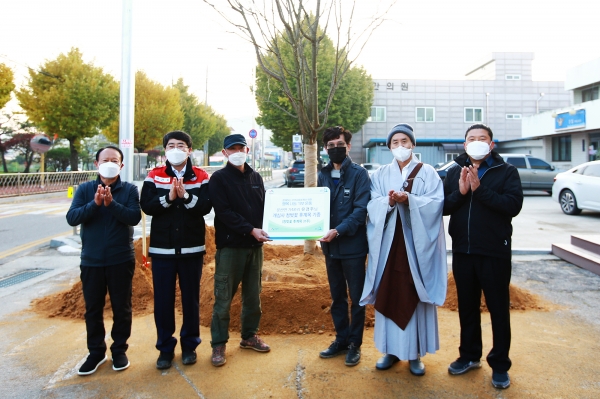 3일 운산면 작은도서관(운암로 1040)-좌부터 박충진 이장단협의회장, 맹정호 서산시장, 유경주 씨, 장찬순 주민자치회장, 혜산 스님, 최일용 의원), 어울림광장(용장리 411-2)에서 열린 후계목 심기 행사 모습