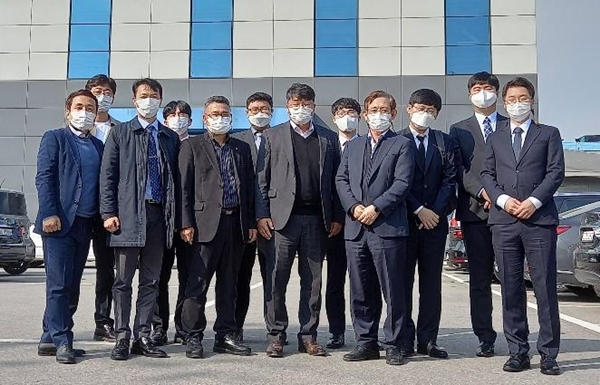 기업체 면접에 동행한 하이테크과정 재학생들과 학생처장 및 지도교수.