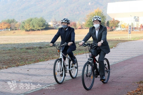 양승조 충남지사가 자전거를 타고 출근하고 있다.