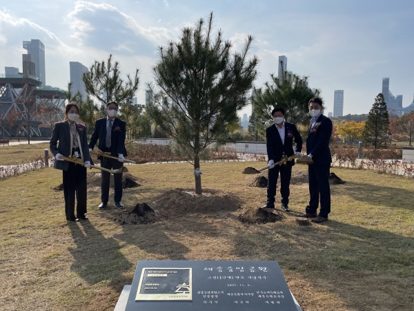 "세종중앙공원 정이품송(천연기념물) 자목(子木) 기념식수 행사 모습