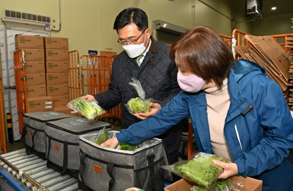 ESG 경영실천을 위한 친환경보냉백 출하 행사모습 * 한국농수산식품유통공사 김춘진 사장(좌측), 한살림소비자생활협동조합연합회 조완석 회장(우측)