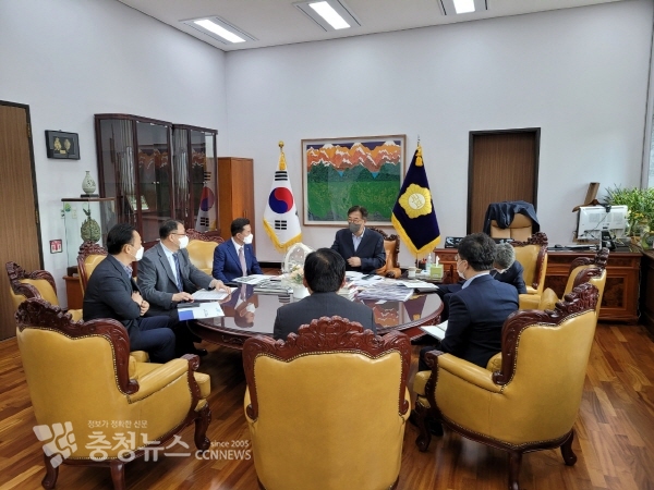 박정현 부여군수 국회 방문 건의 장면