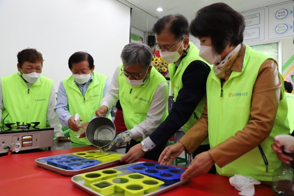 길정섭 충남세종농협본부장(왼쪽 세번째)과 임춘숙 고향주부모임 충남세종도지회장(오른쪽)이 취약계층에게 전달할 수제오이비누를 만들고 있다.