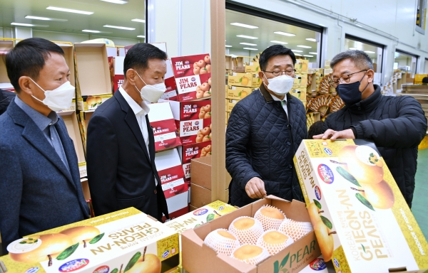 천안배수출단지 현장 방문 사진  * 한국농수산식품유통공사 김춘진 사장(우측 두번째