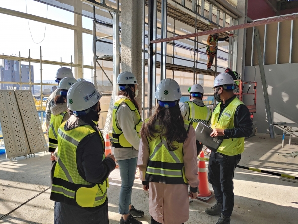 강원본부가 위촉한 가족안전지키미들이 3일 영주역 건설현장을 점검 하고있다