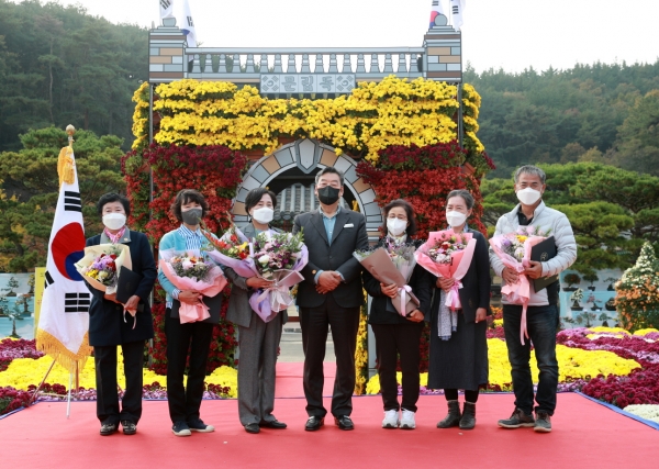 3일 원북면 태안국화 전시회에서 열린 태안 명주 경연대회 시상식 모습. 사진 왼쪽부터 김미자(가양주 대상), 안의숙(가양주 최우수), 서란희(가양주 우수), 가세로 군수, 이은옥(약주 최우수), 김영자(약주 우수), 송창열(약주 대상)