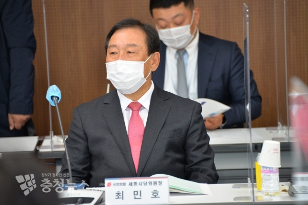 인사 하는 최민호 세종시당 위원장