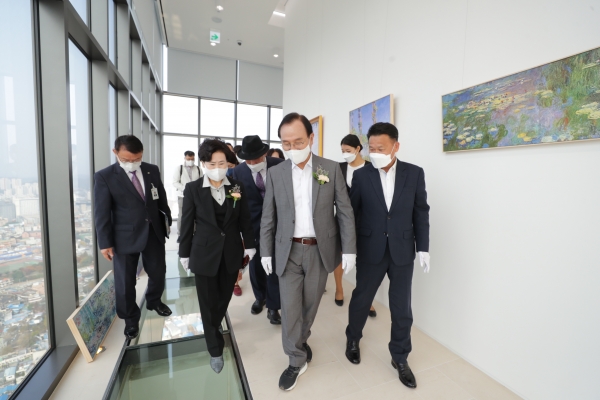 ‘천안 타운홀’ 개관식 후 내부를 둘러보고 있는 박상돈 시장