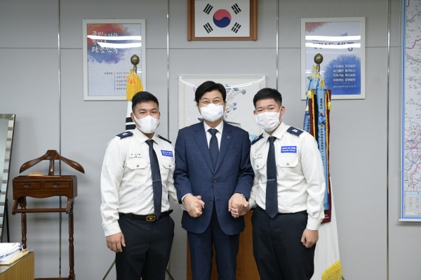 이춘희 세종시장이 초청연수를 마친 캄보디아 소방공무원 (왼쪽부터)샘 라이셍씨, 유 모로독씨와 기념촬영을 하고 있다.