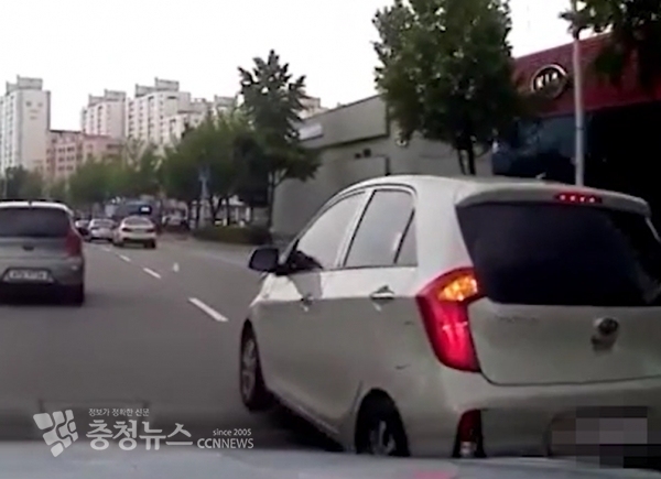 유승기업사 앞에서 깜빡이를 키며 진로변경하는 차량을 친 장면