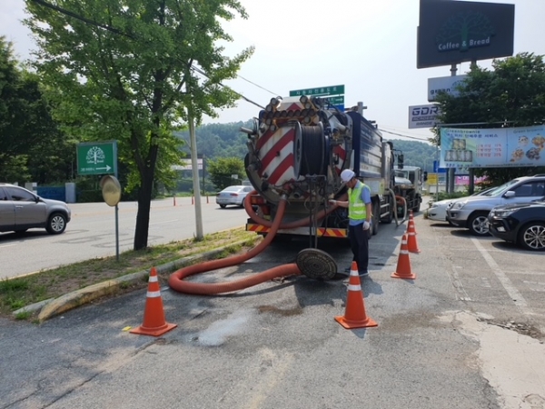 유성구가 하수도 시설 정비를 위한 준설작업을 실시하고 있다
