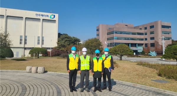 조폐공사는 작업장내 중대재해 발생을 예방하기 위해 산업안전 우수기업인 전주페이퍼와 삼화제지 벤치마킹 실시. (오른쪽에서 두번째 조폐공사 김동욱  상임감사, 세번째 전주페이퍼 이남진 안전환경파트장)