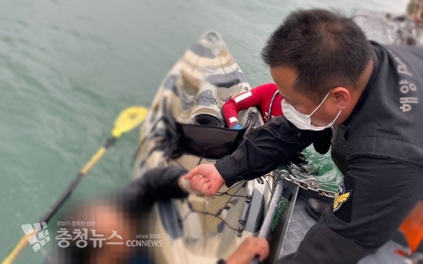 육군 32사단 해안경계 감시 장병의 발견신고로 긴급 출동에 나선 태안해경 구조대원이 물에 빠진 70대 김 모 씨를 구조하고 있다.  사진=태안해양경찰서 제공