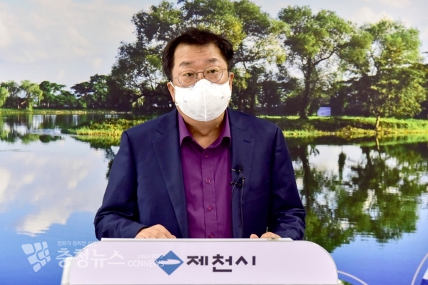 긴급 브리핑 중인 이상천 시장.(사진=제천시)