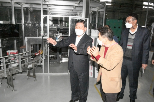 황선봉 군수가 요소수 공급 차질 해소 위한 관내 기업체를 방문 모습.