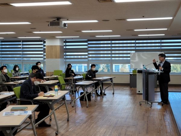 강수돌 고려대학교 명예교수가 지난달 29일 대전 서구 둔산북로 한국산림복지진흥원 회의실에서 기관 독서경영 활동의 일환인 ‘산림복지아카데미’ 강사로 초청받아 특강 진행