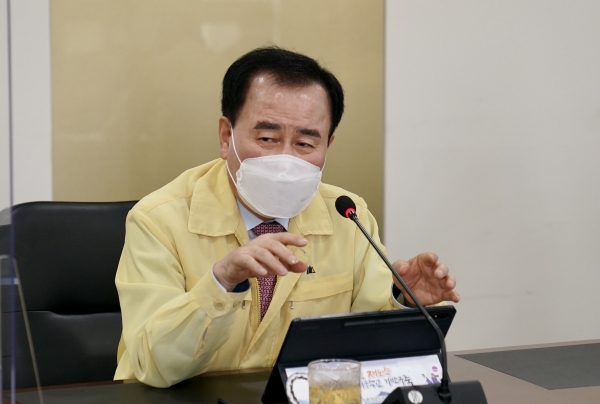 주간업무회의에서 단계적 일상회복에 대해 언급하고 있는 김지철 교육감