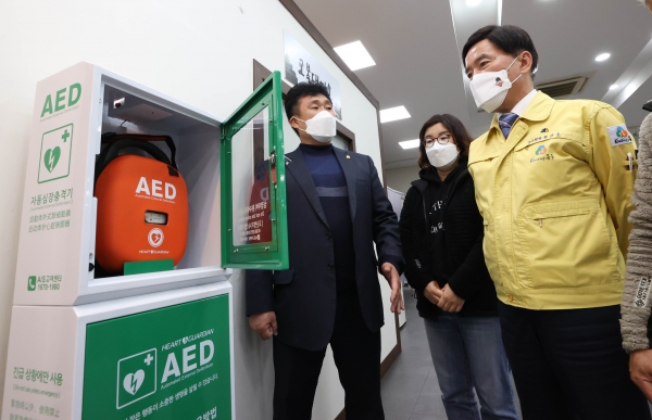 관내 전통시장 및 상점가 7곳에 자동심장충격기(AED) 설치 행사 현장 모습