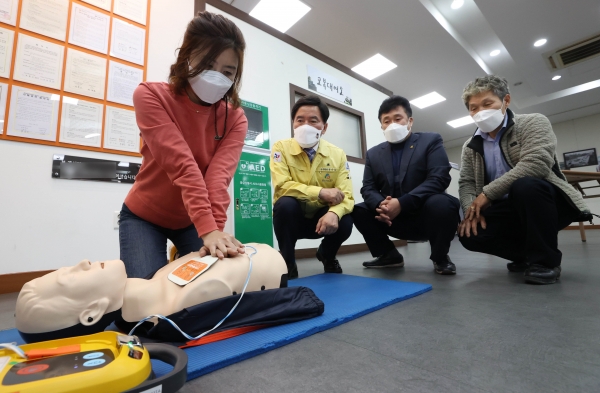 관내 전통시장 및 상점가 7곳에 자동심장충격기(AED) 설치 행사 현장 모습