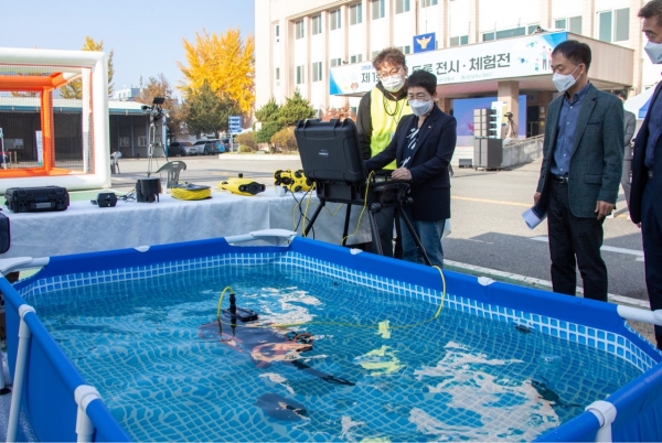 박정현 대덕구청장이 수중드론을 체험하고 있다