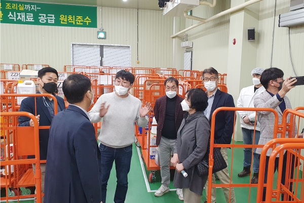 지난 5일 시 관계자가 천안시 학교급식센터를 방문해 현장을 둘러보는 모습