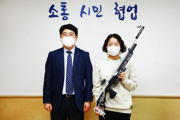 맹정호 서산시장이 8일 시장실에서 이은서 선수에게 총기를 전달하는 모습