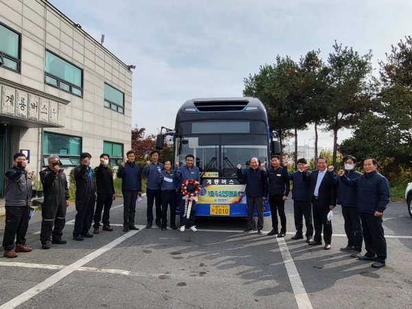 대전시는 신대 수소버스 충전소를 구축하고, 대전시 제1호 수소버스의 운행을 개시했다.