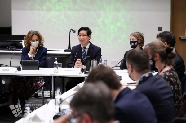 양승조 충남지사가 제26차 유엔기후변화협약 당사국 총회(COP26)에서 기조연설을 하고 있다.