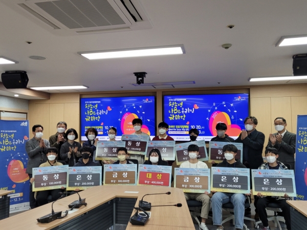 지난 6일 교내 산학연협동관에서 ‘피지컬 교구를 활용한 코딩 경진대회’ 본선과 시상식을 진행하고 입상팀들과 관계자들이 함께 전체 기념촬영.