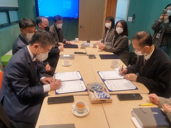 8일 대전청년마인드링크와 대학생 정신건강 지원을 위한 업무 협약을 체결했다.(한밭대 박정호 학생상담센터장(왼쪽)과 유제춘 대전청년마인드링크센터장(오른쪽)이 협약서에 서명 모습