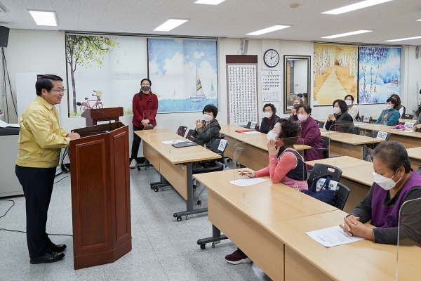 오세현 시장이 생활개선회 천연비누동아리를 방문해 인사말을 건네고 있다