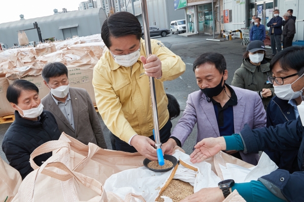 오세현 아산시장, 2021년산 공공비축미곡 매입 현장 방문 모습