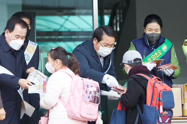 어린이교통사고 예방 및 스쿨존 교통안전 확보 위한 등굣길 합동캠페인 진행 모습